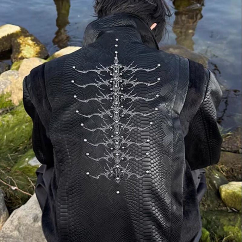 Heren jas met zwarte slangmoti - Embroidery Gothic recensie en prijs